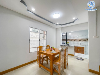 *****ทาวน์เฮ้าส์มือสองย่านกรุงเทพฯ ม.เค.ซี. คลัสเตอร์ รามอินทรา #หลังมุม เนื้อที่กว้างถึง 23 ตร.ว. ฟังก์ชัน 3 ห้องนอน 2 ห้องน้ำ 1 ที่จอดรถ บ้านสภาพสวย พร้อมเข้าอยู่ บนทำเลแห่งการเดินทาง เชื่อมต่อถ.หทัยราษฎร์, ถ.กาญจนาภิเษก, ถ.ศรีนครินทร์, ถ.รามคำแหง ใกล้แฟชั่นไอส์แลนด์